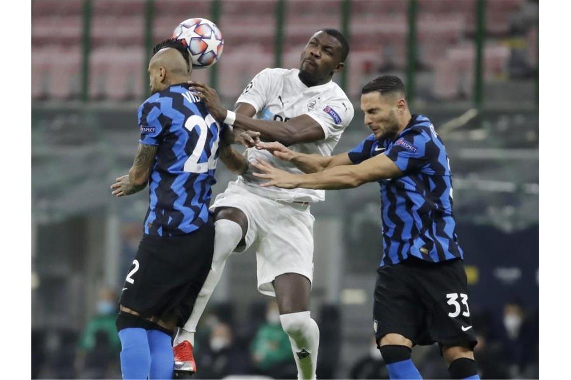 Gladbachs Marcus Thuram (M) wird von Arturo Vidal (l) und Danilo D'Ambrosio die Zange genommen. Foto: Luca Bruno/AP/dpa