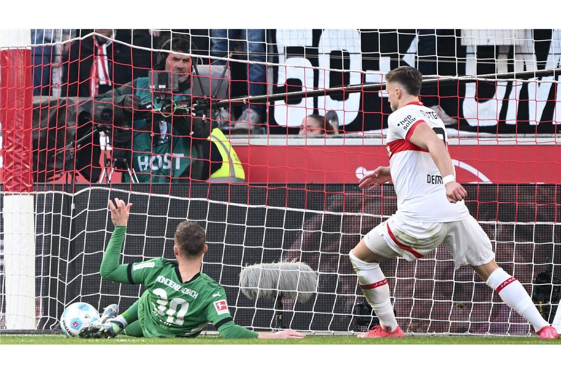 "Momentum" weg: VfB patzt bei Jagd zurück in Königsklasse Gladbachs Nico Elvedi (l) spitzelt den Ball bei einer verunglückten Rettungstat ins eigene Tor.