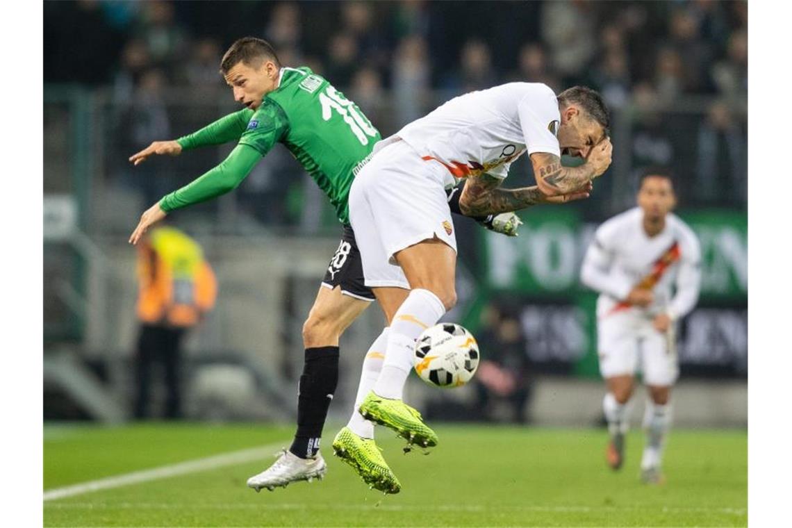 Gladbach gewinnt dank Thuram gegen Rom und wahrt Chance Gladbachs Stefan Lainer (l) im Zweikampf mit Roms Aleksandar Kolarov. Foto: Marcel Kusch/dpa