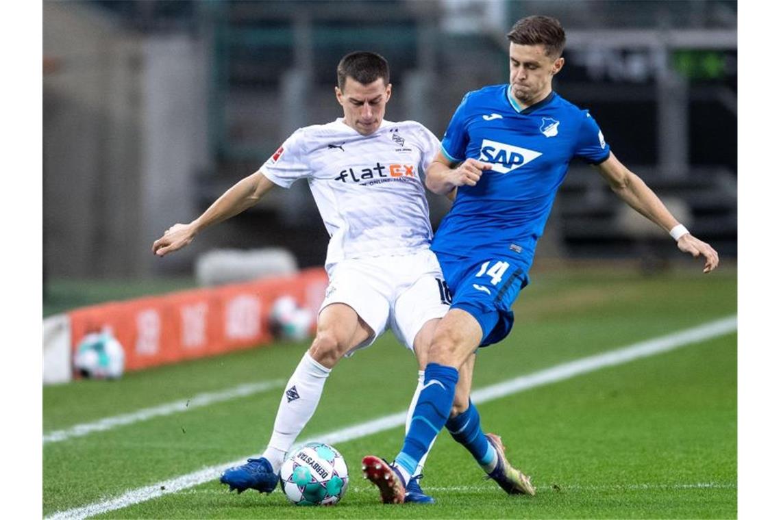 Heimniederlage für Gladbach: 1:2 gegen Hoffenheim Gladbachs Stefan Lainer und Hoffenheims Christoph Baumgartner (l-r.) am Ball. Foto: Marius Becker/dpa-Pool/dpa