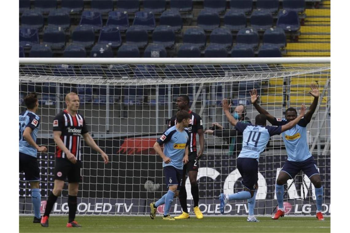 Gladbachs Torschütze Marcus Thuram (r) jubelt nach seinem Treffer zum zwischenzeitlichen 2:0. Foto: Michael Probst/AP-Pool/dpa