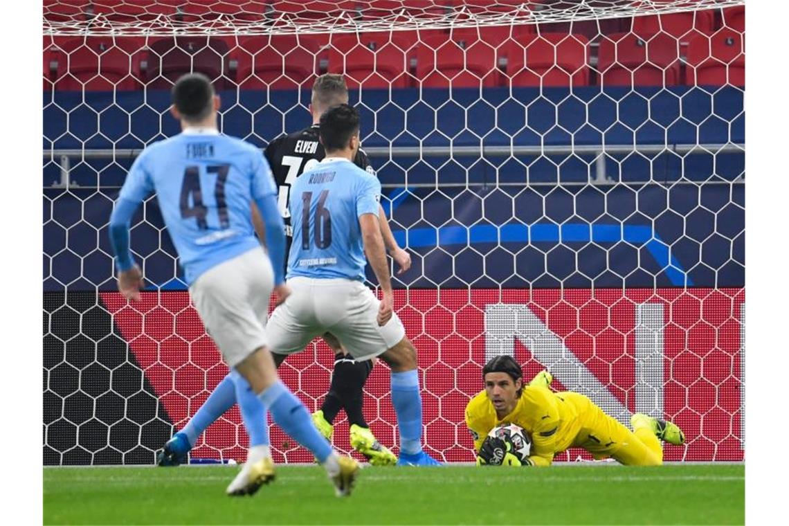 Gladbach beim 0:2 gegen Man City überfordert und chancenlos Gladbachs Torwart Yann Sommer (r) rettet den Ball. Foto: Marton Monus/dpa