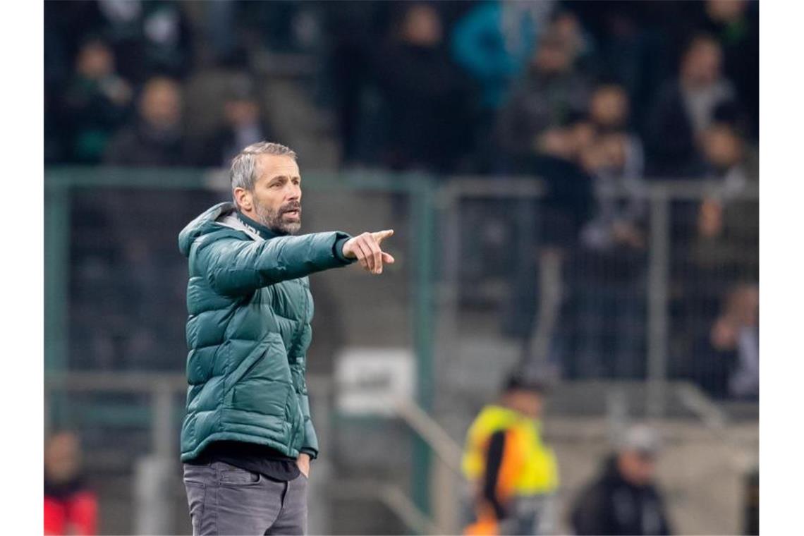 Gladbach gewinnt dank Thuram gegen Rom und wahrt Chance Gladbachs Trainer Marco Rose gibt während des Spiels Anweisungen. Foto: Marcel Kusch/dpa