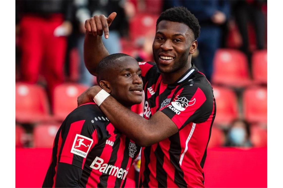 Fußball-Bundesliga: Sechs Spiele, sechs Köpfe Glänzt in der Rückrunde als Torjäger: Leverkusens Moussa Diaby (l). Foto: Marius Becker/dpa