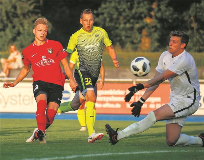 Glänzte beim Einstand für Großaspach nicht nur wegen des neuen SG-Trikots: Der Ex-Nürnberger Philipp Hercher, der das 4:0 erzielte.Foto: A. Becher