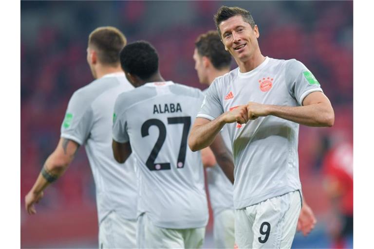 Glänzte mit einem Doppelpack gegen Al Ahly Kairo zum Start des FC Bayern München in die Club-WM: Robert Lewandowski (r). Foto: Nikku/XinHua/dpa