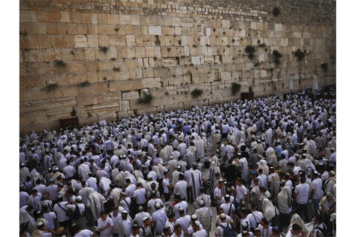 Massive Raketenangriffe: Israel antwortet mit Luftschlag Gläubige beten anlässlich des Jerusalemtags an der Klagemauer. Foto: Oded Balilty/AP/dpa