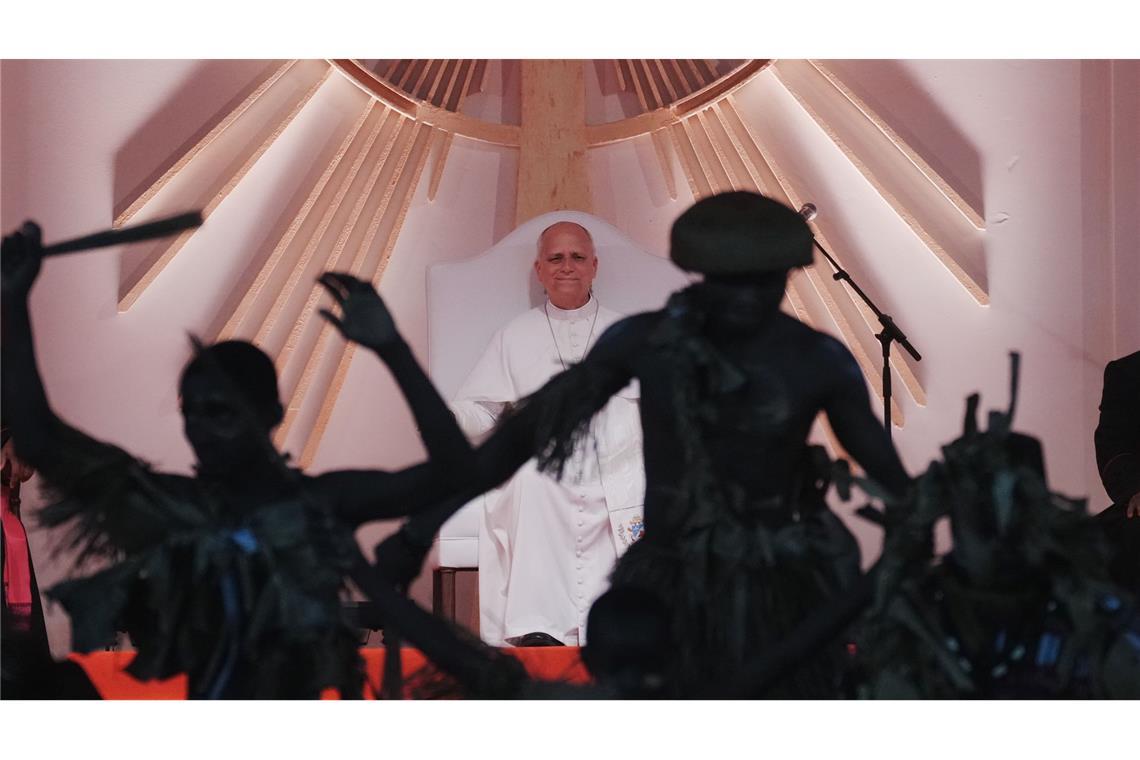 Gläubige in traditionellen Kostümen treten für Papst Leo XIV. während seines Treffens mit jungen Menschen und Familien im Stadion von Bata in Äquatorialguinea auf.