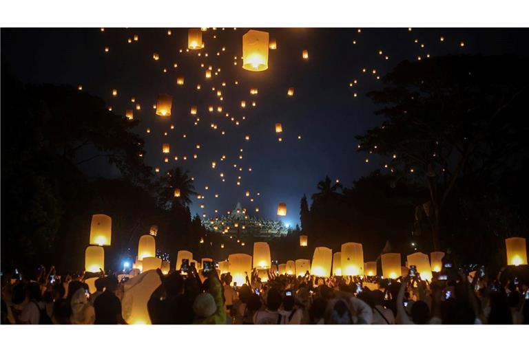 Gläubige lassen Laternen steigen während des Vesak-Festes, das den Tag von Buddhas Geburt, Tod und Erleuchtung markiert, im Borobudur-Tempel aus dem 9. Jahrhundert in Magelang, Zentraljava, Indonesien.