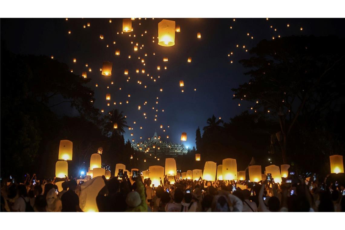 Bilder des Tages Gläubige lassen Laternen steigen während des Vesak-Festes, das den Tag von Buddhas Geburt, Tod und Erleuchtung markiert, im Borobudur-Tempel aus dem 9. Jahrhundert in Magelang, Zentraljava, Indonesien.
