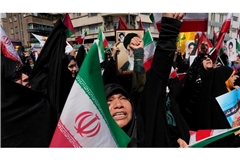 Gläubige skandieren Slogans während einer anti-israelischen Versammlung nach dem Freitagsgebet in Teheran. Nach dem mutmaßlich israelischen Angriff im Iran soll der Vorfall untersucht werden.