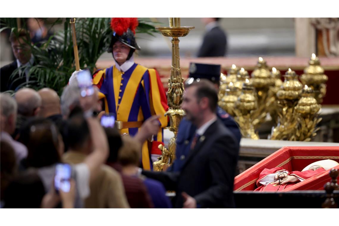 Abschiednehmen von Franziskus: "Gracias", Warten und Tränen Gläubige stehen im Petersdom an für eine letzte Ehrerweisung an Papst Franziskus.