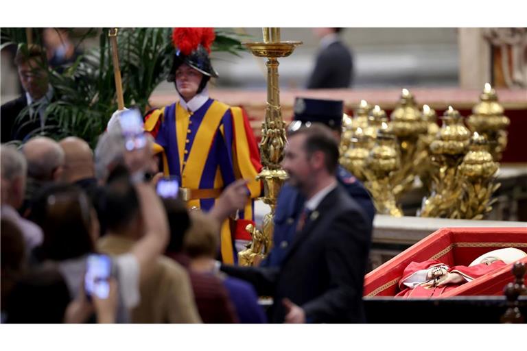 Gläubige stehen im Petersdom an für eine letzte Ehrerweisung an Papst Franziskus.