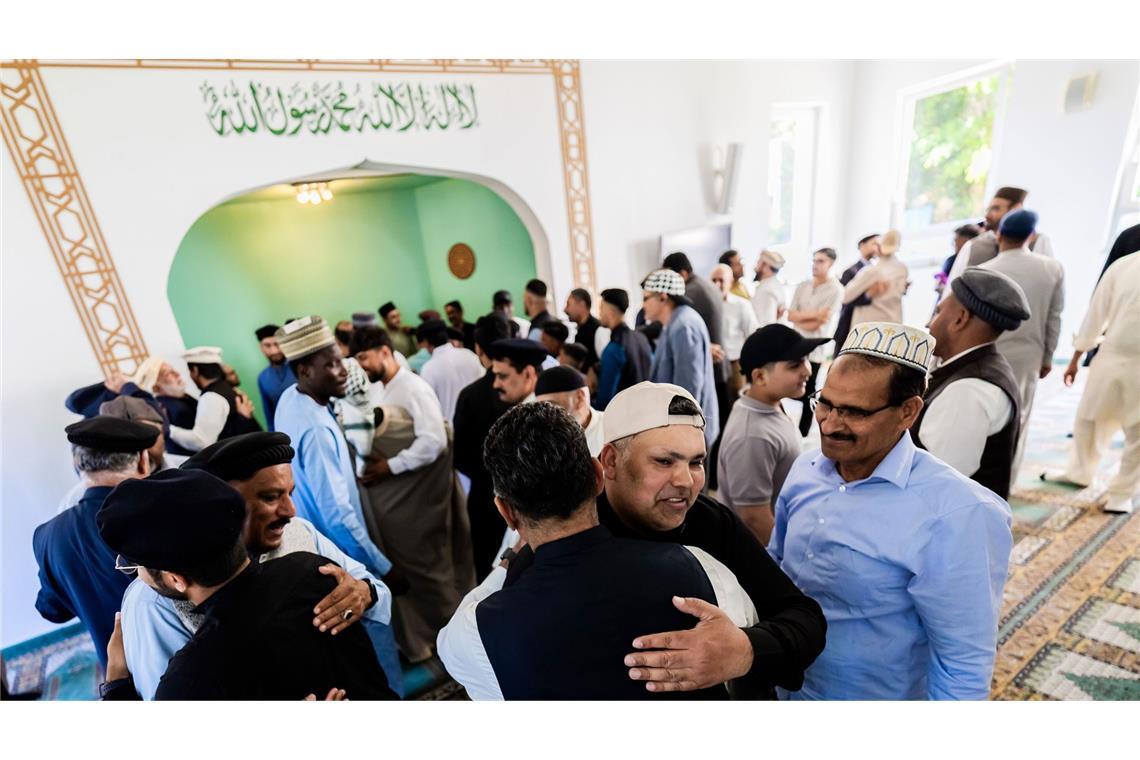 Gläubige umarmen sich bei den Feierlichkeiten zum Opferfest Eid al-Adha in der Khadija Moschee der Ahmadiyya-Muslim-Jamaat Berlin.