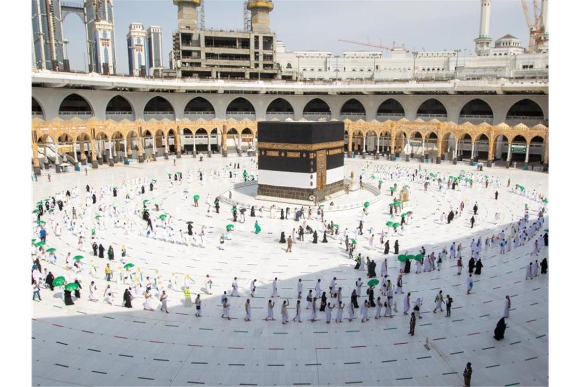 Tausende Pilger beginnen Wallfahrt Hadsch in Saudi-Arabien Gläubige umrunden die Kaaba in der Großen Moschee mit Sicherheitsabstand. Foto: Hassan Alfahimi/Saudi Ministry of Media/dpa