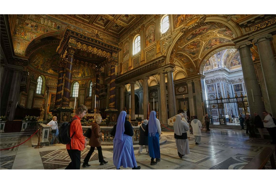 Der Papst ist tot: Wie geht es weiter? Gläubige und Nonnen gehen in der Basilika Santa Maria Maggiore, wo Papst Franziskus am 26. April beigesetzt wird.