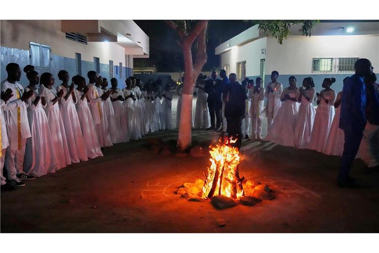 Gläubige versammeln sich während der Osternachtsmesse in Dakar.