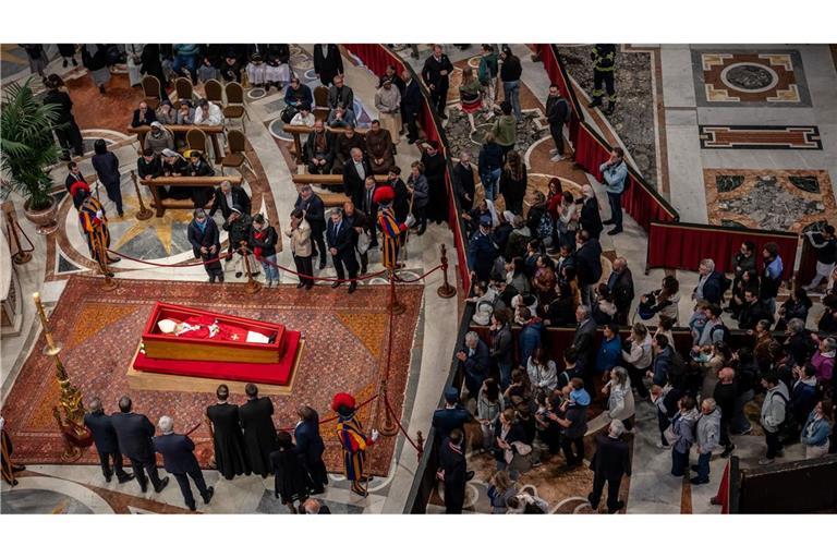 Gläubige ziehen am aufgebahrten Papst Franziskus vorbei.