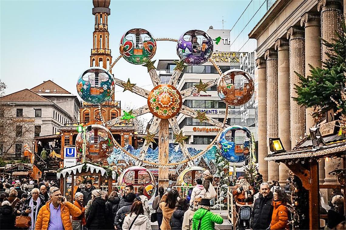 Glanz auf dem Stuttgarter Weihnachtsmarkt. Auch die Stadt Stuttgart schneidet glänzend ab – zumindest, wenn es um die Karriere-Webseiten geht.