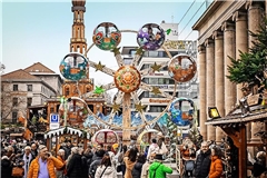 Glanz auf dem Stuttgarter Weihnachtsmarkt. Auch die Stadt Stuttgart schneidet glänzend ab – zumindest, wenn es um die Karriere-Webseiten geht.