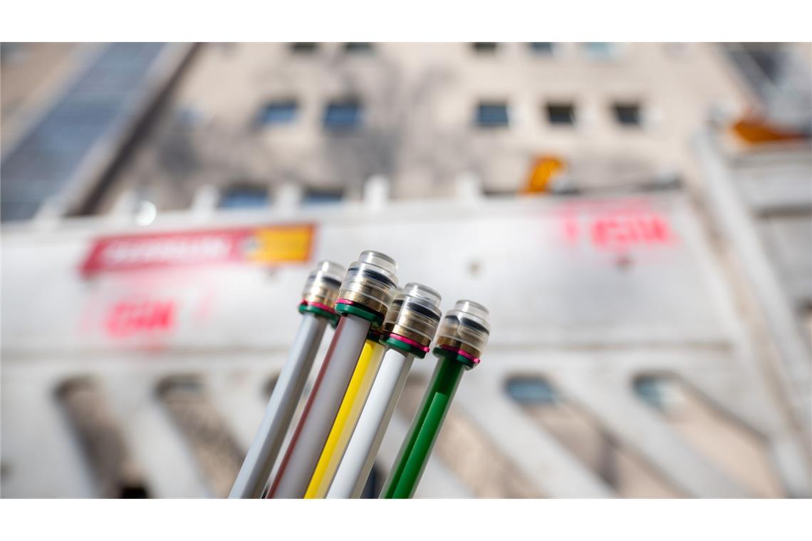 Glasfaser-Kabel an einem Berliner Wohnhaus.