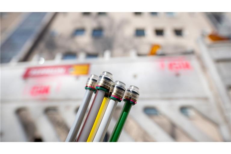 Glasfaser-Kabel an einem Berliner Wohnhaus.