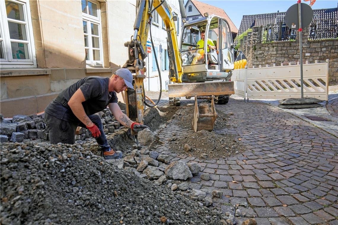 Glasfaserausbau in der Backnanger Innenstadt am Ölberg: Das Pflaster erschwert das rasche Vorankommen. Foto: A. Becher