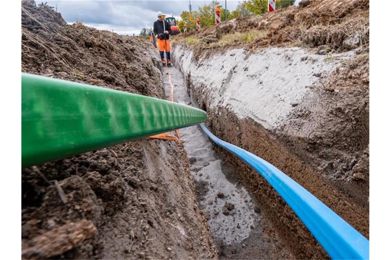 Glasfaserkabel werden verlegt. Foto: Armin Weigel/dpa