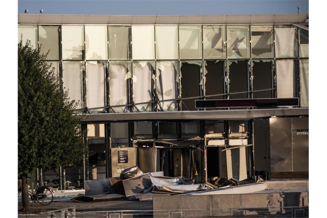 Glasreste zerbrochener Fensterscheiben, die durch eine Explosion am Eingang der dänischen Steuerbehörde zerstört wurden, hängen noch in den Fensterrahmen. Foto: Olafur Steinar Rye Gestsson/Ritzau Scanpix/AP/dpa