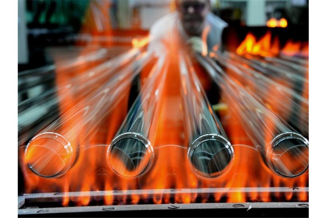 Deutsche Elektroexporte auch im Juli mit Zuwächsen Glasröhren für Leuchtstoffröhren laufen in der Produktion eines Lampenherstellers über ein Band. Foto: Hendrik Schmidt/dpa-Zentralbild/dpa