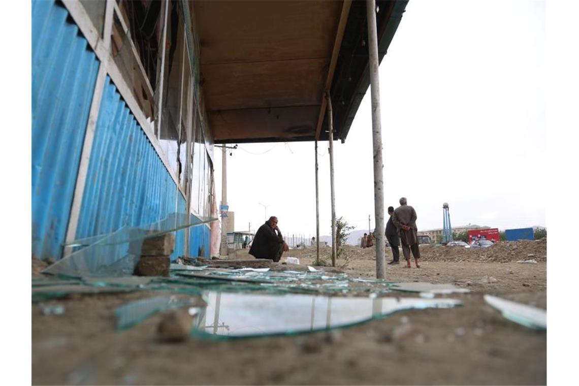 Glasscherben liegen auf dem Boden nach einer der Explosionen in Kabul, der Hauptstadt Afghanistans. Foto: Rahmatullah Alizadah/XinHua/dpa