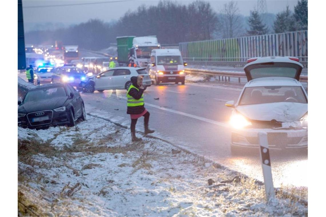 Glatteisunfall auf der B93 in Sachsen. Foto: Bernd März/B&S/dpa