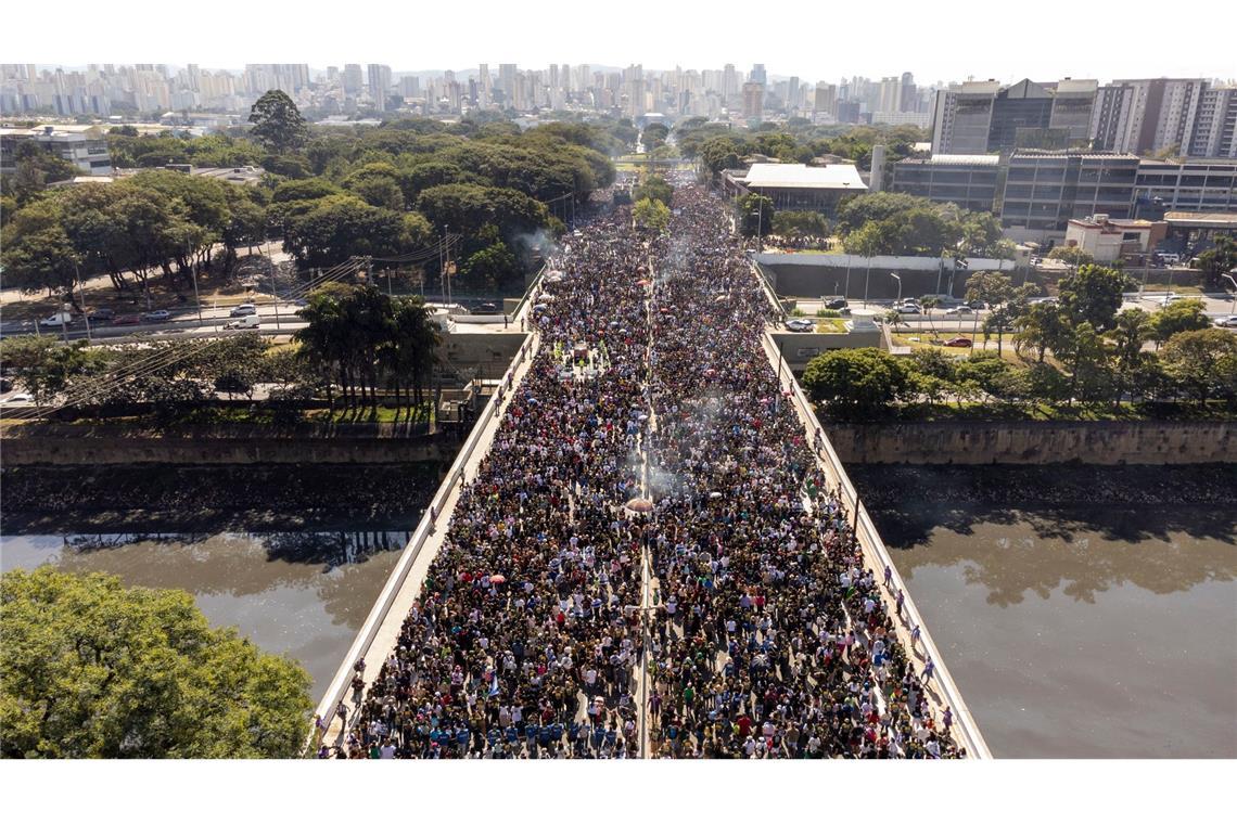 Bilder des Tages Glaubensmarsch in Brasilien: Zahlreiche Menschen nehmen in Sao Paulo am sogenannten "Marsch für Jesus" teil, einem von der Kirche organisierten Marsch für den Glauben.