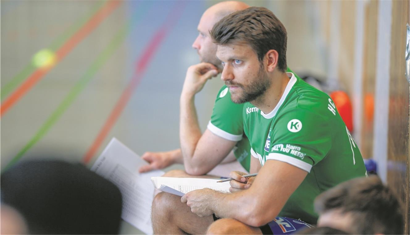HCOB-Handballer trainieren wieder Gleich als Protokollant gefordert: Zugang Marcel Lenz dokumentiert beim Konditionstest die Ergebnisse.Foto: A. Becher
