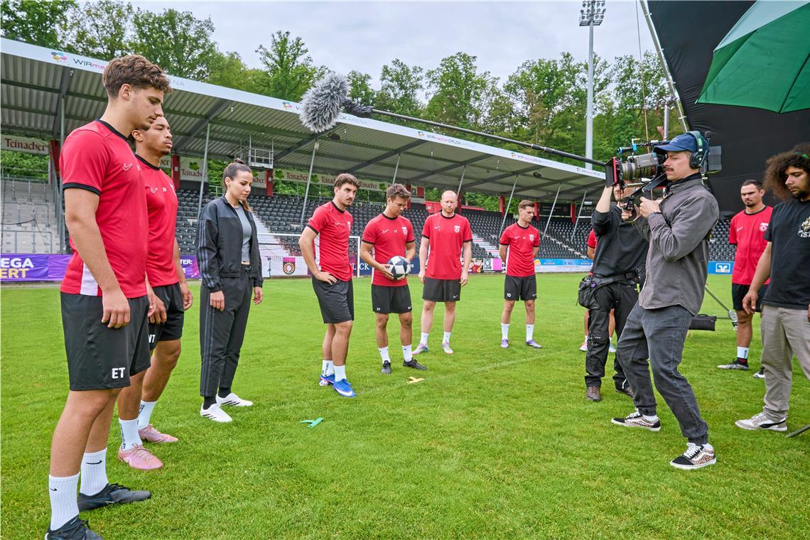 Gleich am ersten Drehtag wurde im Aspacher Stadion gedreht, denn auch die SG Sonnenhof wird in der Serie „Bolzen“ erwähnt. Auch wenn dort eigentlich der Kreisliga-Fußball im Mittelpunkt steht. Fotos: Montavia Filmproduktion GmbH/Pascal Malamas
