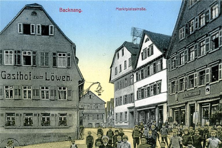 Gleich drei Wirtschaften sind auf dem Foto um 1910 zu sehen: Gasthof zum Löwen (links), Hotel Post (drittes Haus von rechts) und Wirtschaft zum Falken (im Hintergrund Mitte). Repros: P. Wolf