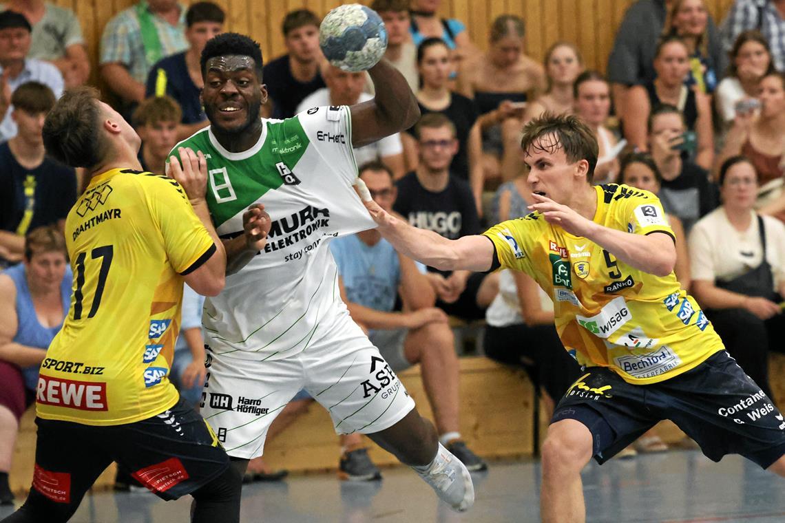 HC Oppenweiler/Backnang: Zum Saisonauftakt eine enttäuschende Leistung Gleich im ersten Spiel der Runde vom Gegner ausgebremst: Louis Foege (Mitte) und der HC Oppenweiler/Backnang. Foto: Alexander Hornauer