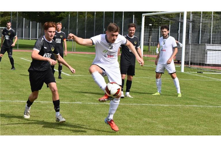 Gleich mal ein kleiner Dämpfer gegen den Vizemeister der Vorsaison: Bezirksliga-Absteiger TSV Dagersheim (in Weiß) versemmelte den Auftakt mit einem 2:3 daheim gegen die SpVgg Aidlingen.
