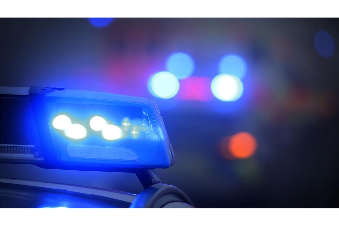 Gleich mehrmals wurde die Polizei am Wochenende in NRW wegen Messerangriffen gerufen. (Symbolbild)