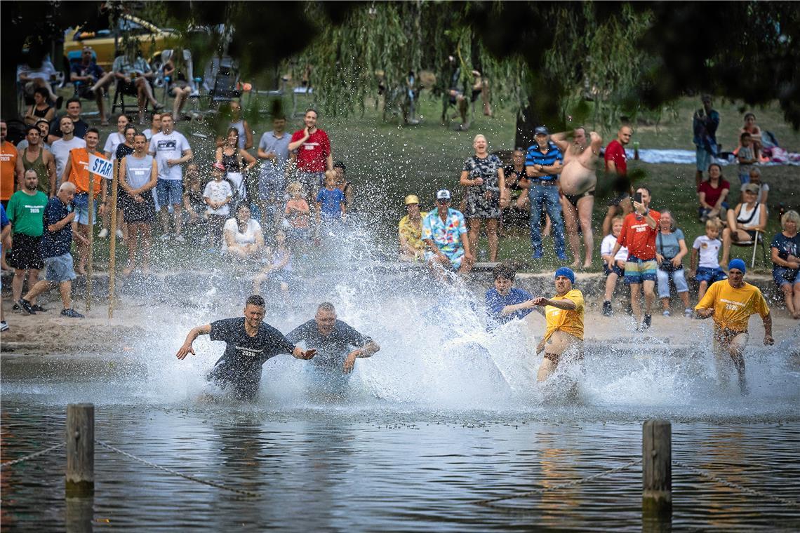 Gleich nach dem Start werfen sich die Teilnehmerinnen und Teilnehmer in die Fluten des Waldsees. Fotos: Alexander Becher