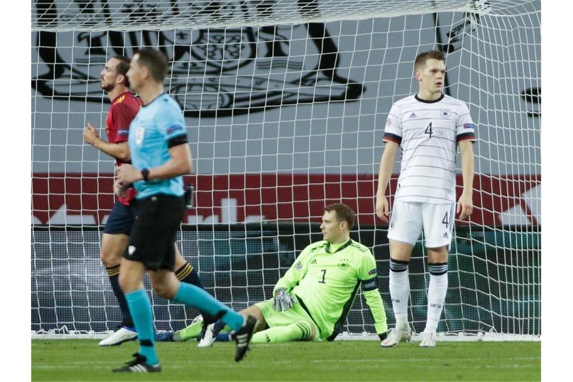 Kapitän ohne Mannschaft: Neuers „Tiefschlag“ im Rekordspiel Gleich sechsmal musste DFB-Keeper Manuel Neuer in Spanien hinter sich greifen. Foto: Daniel Gonzales Acuna/dpa