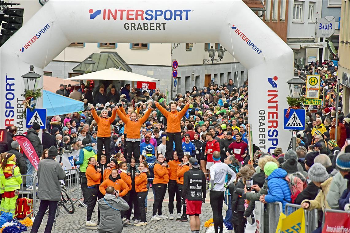 Gleich startet der Hauptlauf über 10 km (4 Runden). Silvesterlauf in Backnang 20...