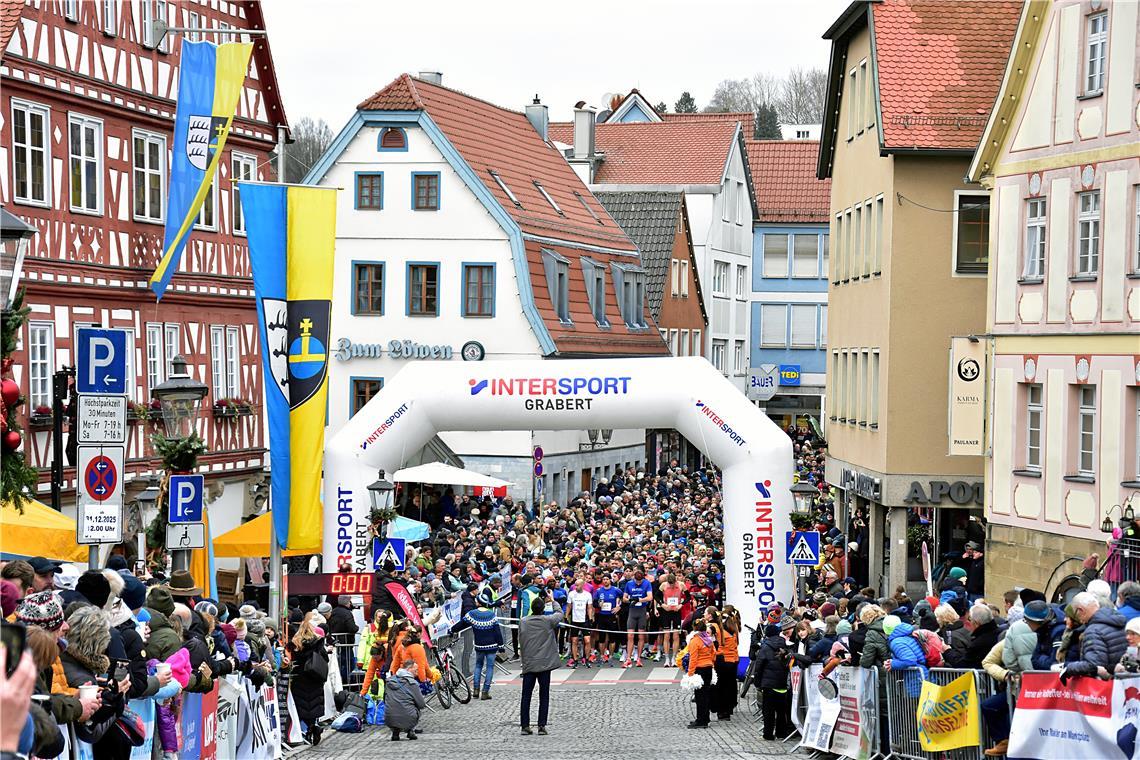Gleich startet der Hauptlauf über 10 km (4 Runden). Silvesterlauf in Backnang 20...