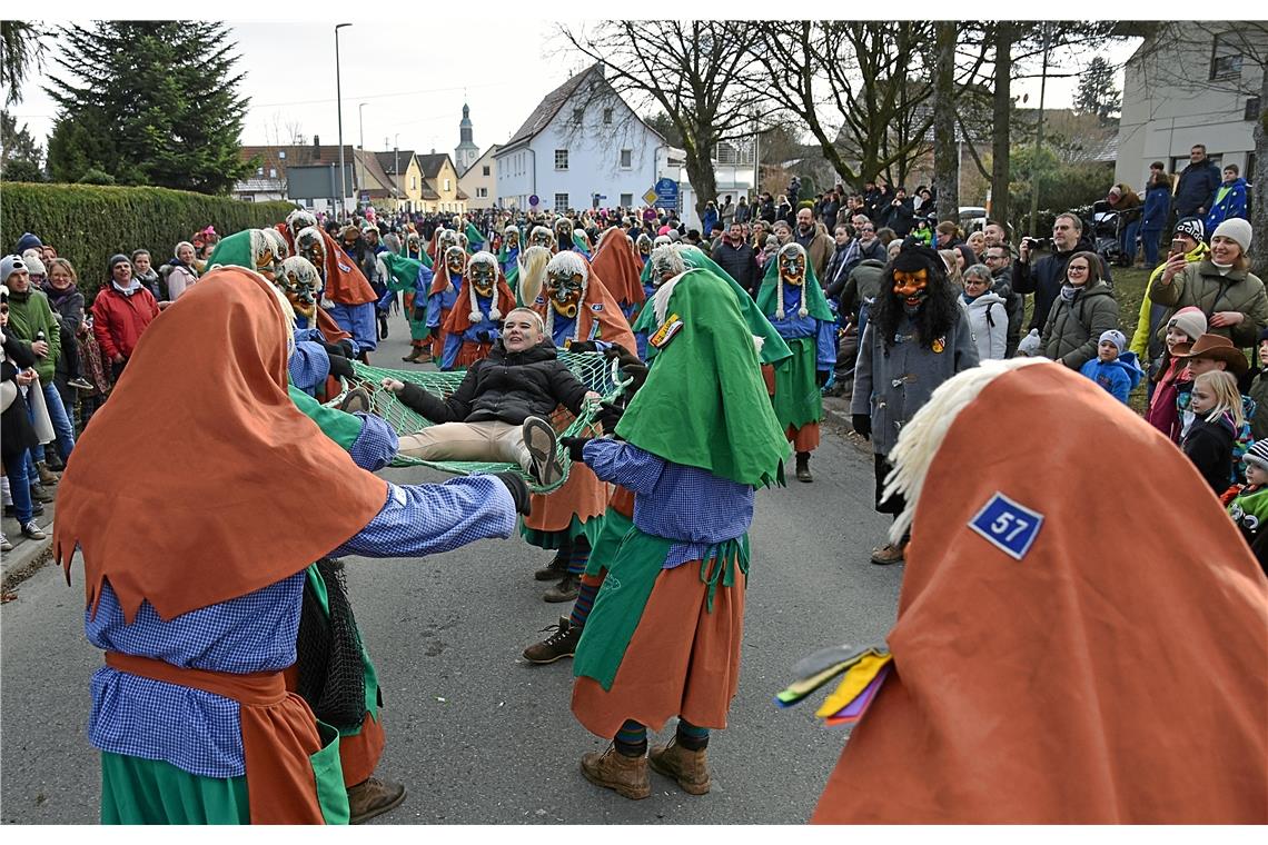 Gleich wird's wild: Eine Besucherin bereitet sich darauf vor, mit dem Narrennetz...