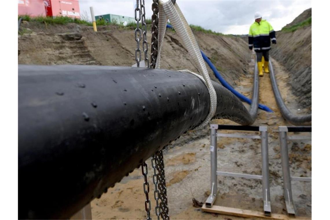 Norwegen und Deutschland jetzt mit Stromkabel verbunden Gleichstrom-Erdkabel der Stromtrasse „Nordlink“ laufen in der Nähe von Büsum aus dem Erdreich zu einer sogenannten „Muffenstation“. Foto: Carsten Rehder/dpa