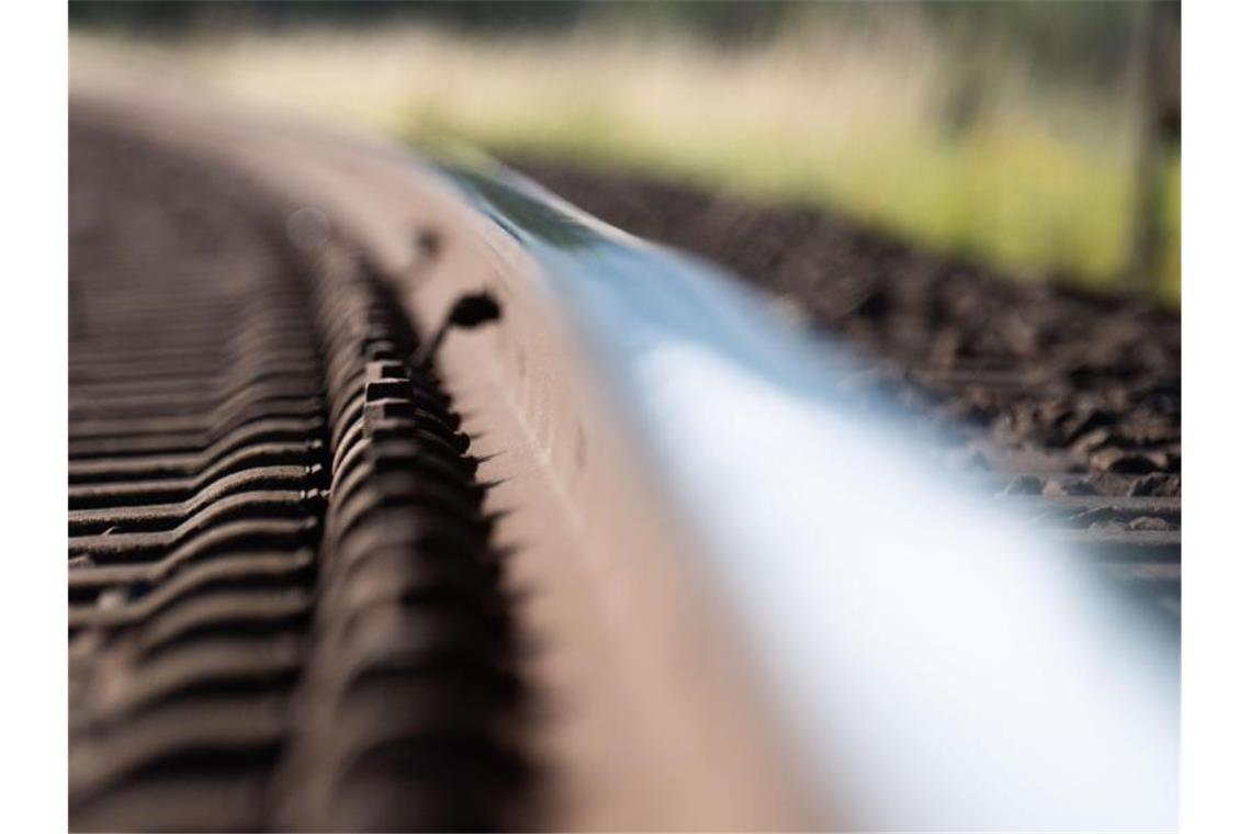 Gleise liegen im Gleisbett auf der Bahnstrecke. Foto: Julian Stratenschulte/dpa