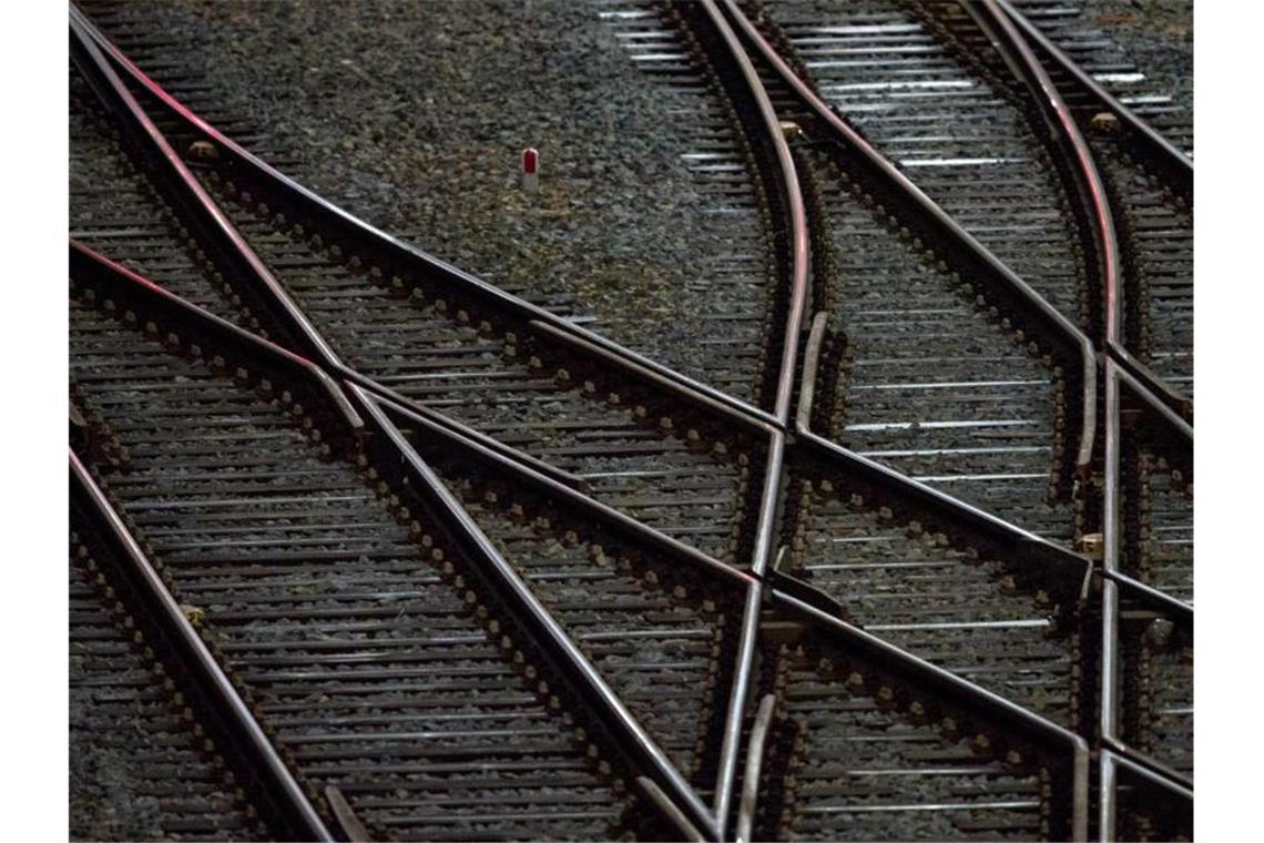 Teil-Lockdown: Nahverkehr im Südwesten weiter gut genutzt Gleise sind vor einem Hauptbahnhof zu sehen. Foto: Hendrik Schmidt/zb/dpa/Symbolbild