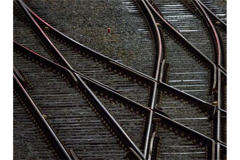 Gleise sind vor einem Hauptbahnhof zu sehen. Foto: Hendrik Schmidt/zb/dpa/Symbolbild