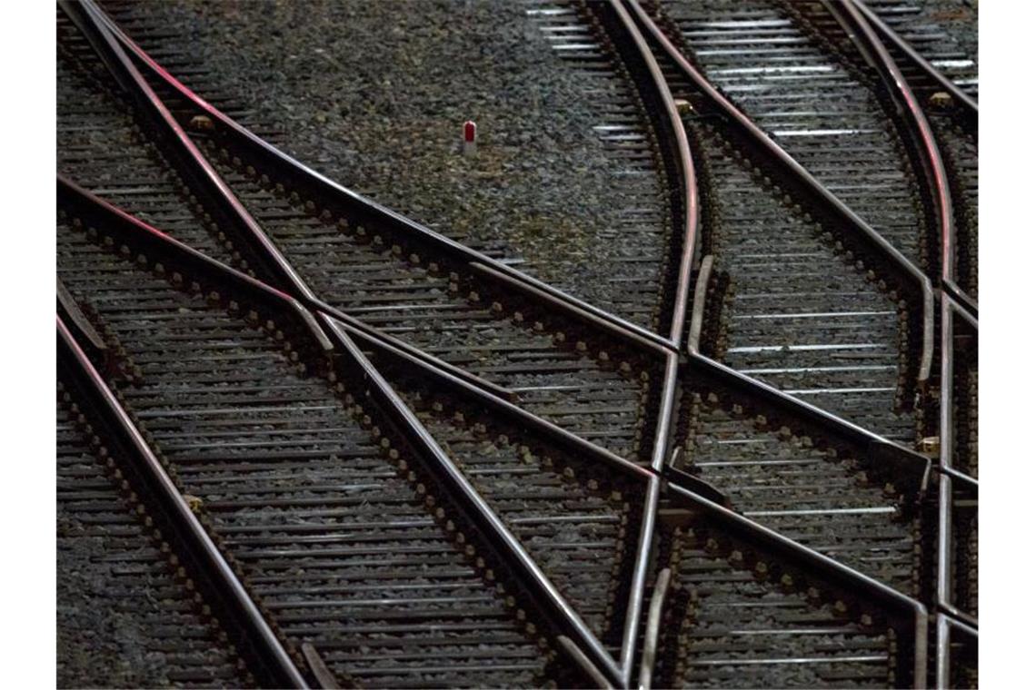 Panne bei Premierenfahrt auf neuer Zugstrecke Gleise sind vor einem Hauptbahnhof zu sehen. Foto: Hendrik Schmidt/zb/dpa/Symbolbild