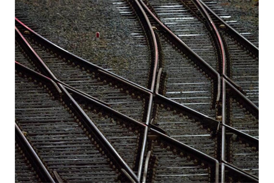 Bruderpaar wegen Stoß auf Zuggleis vor Gericht Gleise sind vor einem Hauptbahnhof zu sehen. Foto: Hendrik Schmidt/zb/dpa/Symbolbild
